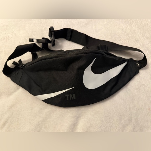 Nike Accessories - Black & White Nike Heritage Waistpack
